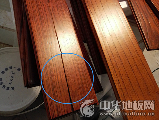 图为存在裂痕的木板（图片来源于网络）